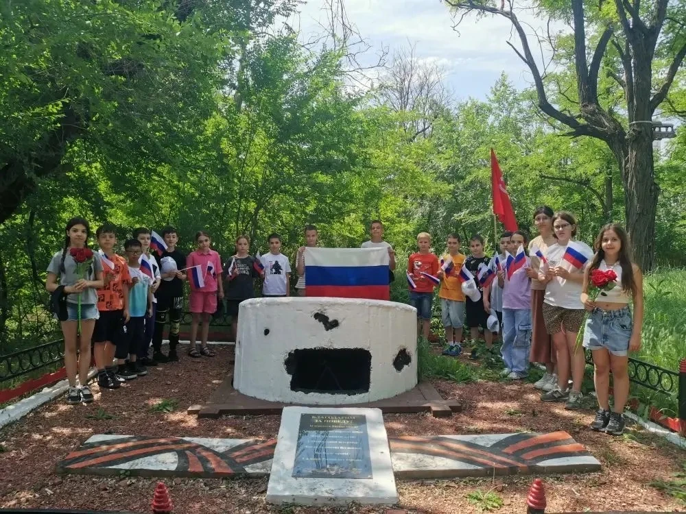 🇷🇺В преддверии Дня России воспитанники пришкольного лагеря «Радуга» почтили память защитников Отеч