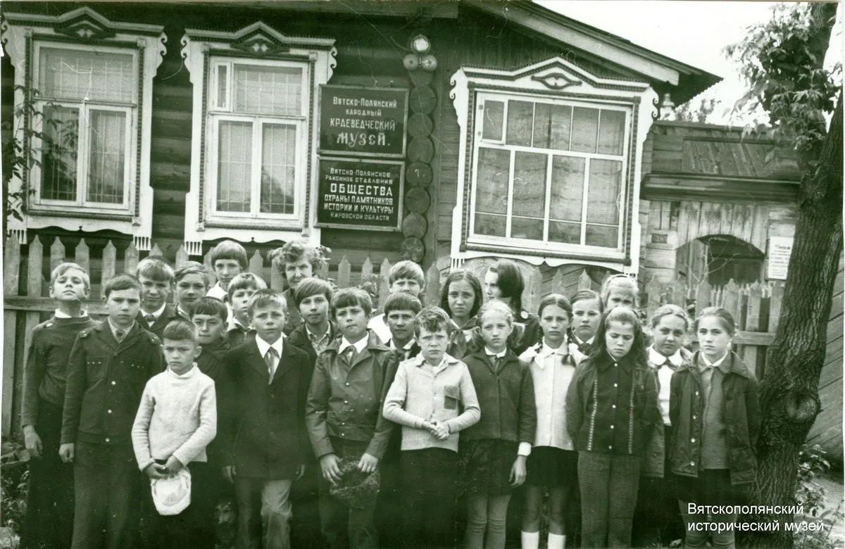#историягорода_в_фотографиях
8 июня 1976 года. Посетители 1000-й экскурсии Вятско-Полянского народно