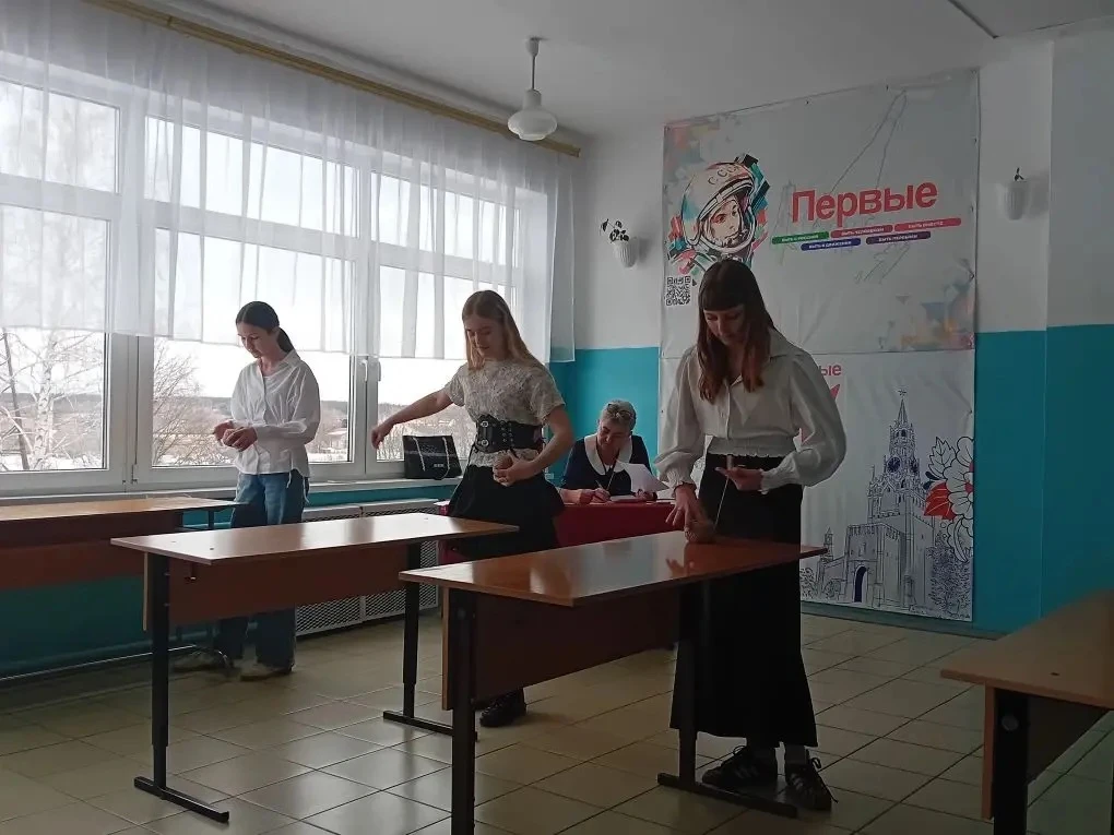 В МБОУ ООШ 96 прошли конкурсные соревнования между девочками, посвященные самому весеннему празднику