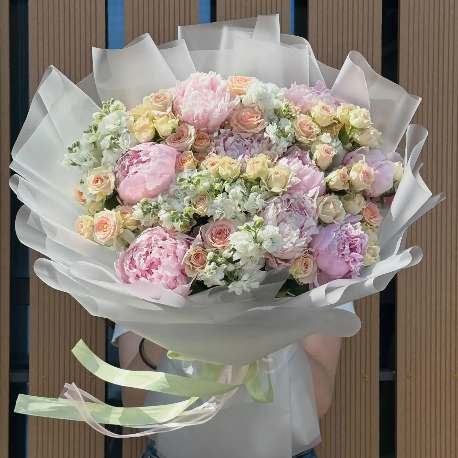 Букет, который словно создан из облаков и нежности ☁️🌸

Пышные пионы, трогательные кустовые розы и 