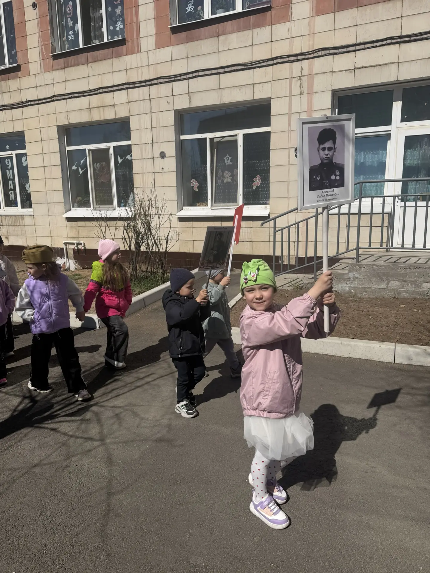 В старшей группе: «Звоночки» , прошла акция - «Бессмертный полк». Маленькие участники с портретами г