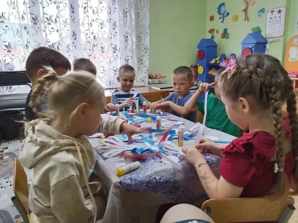 Разноцветный флаг России -
  Белый, синий, красный цвет.
  Самый для меня красивый,
  Краше флага в 