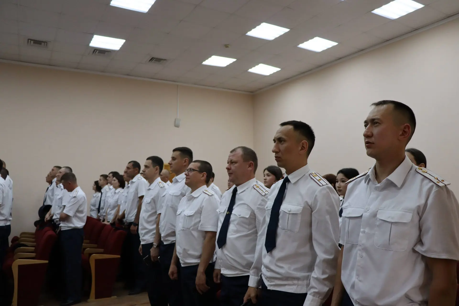 Сотрудники, в профессиональную компетенцию которых входит воспитательная работа со спецконтингентом,