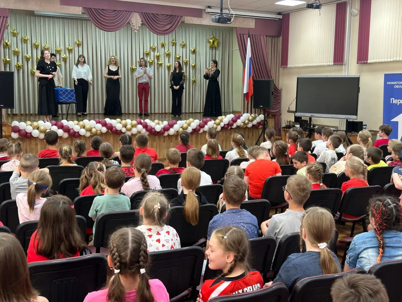🇷🇺 ПЕСНИ НАРОДОВ РОССИИ 🪗

9 июня наш пришкольный лагерь «Фантазёры» наполнился удивительными мел