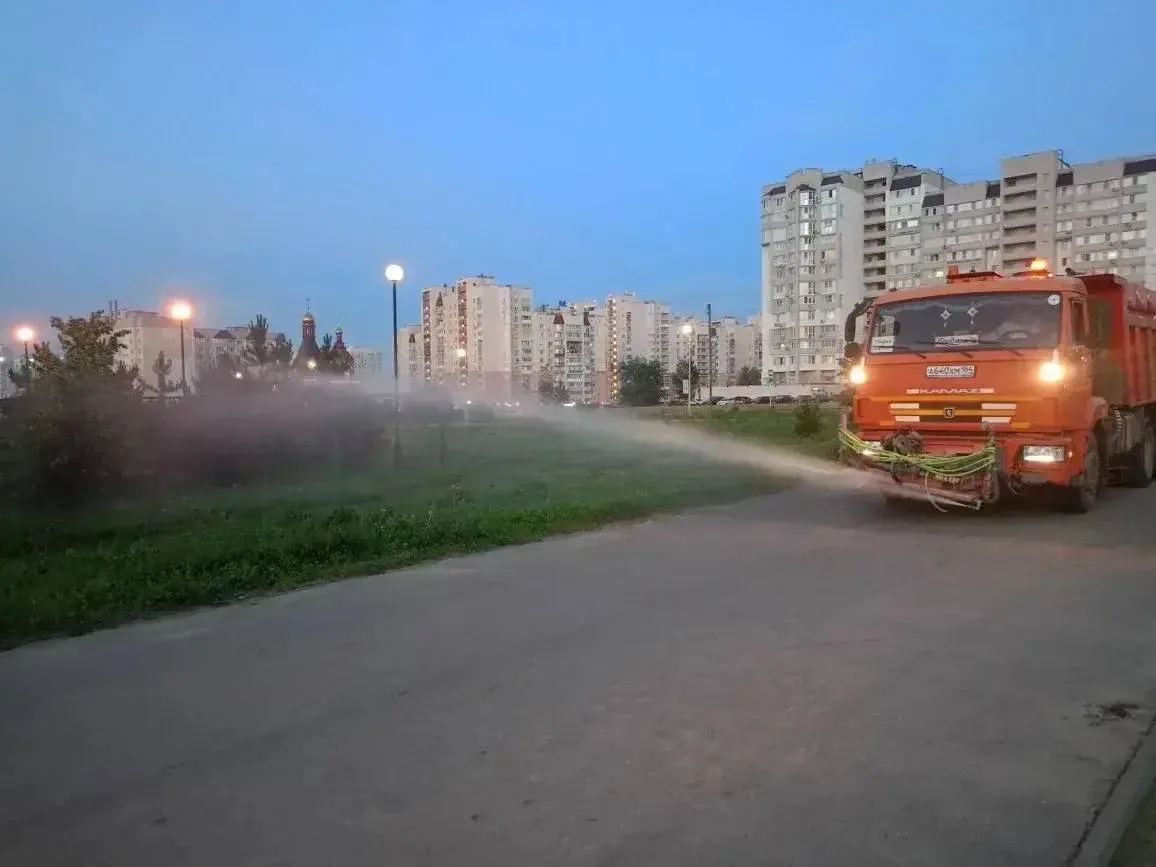 ➡️Продолжаем работы по благоустройству 

 🌱Сотрудники коммунальной службы продолжают содержание объ