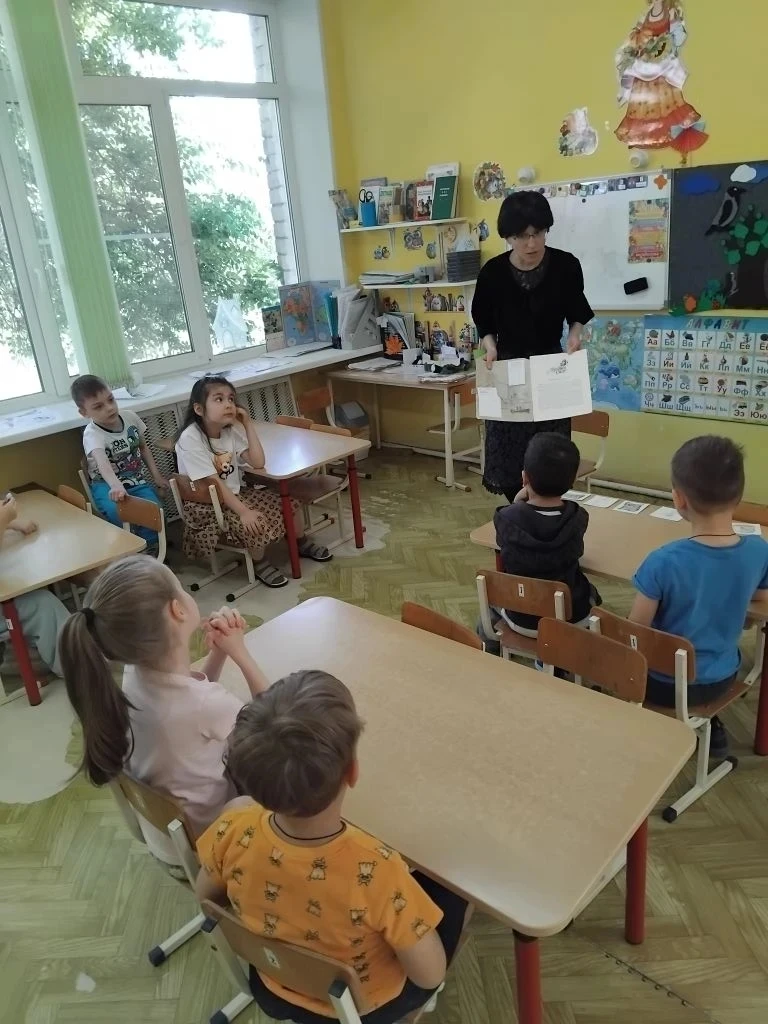 4 июня - в гости к ребятам старшей группы приходила библиотекарь. Она провела занятие в игровой форм