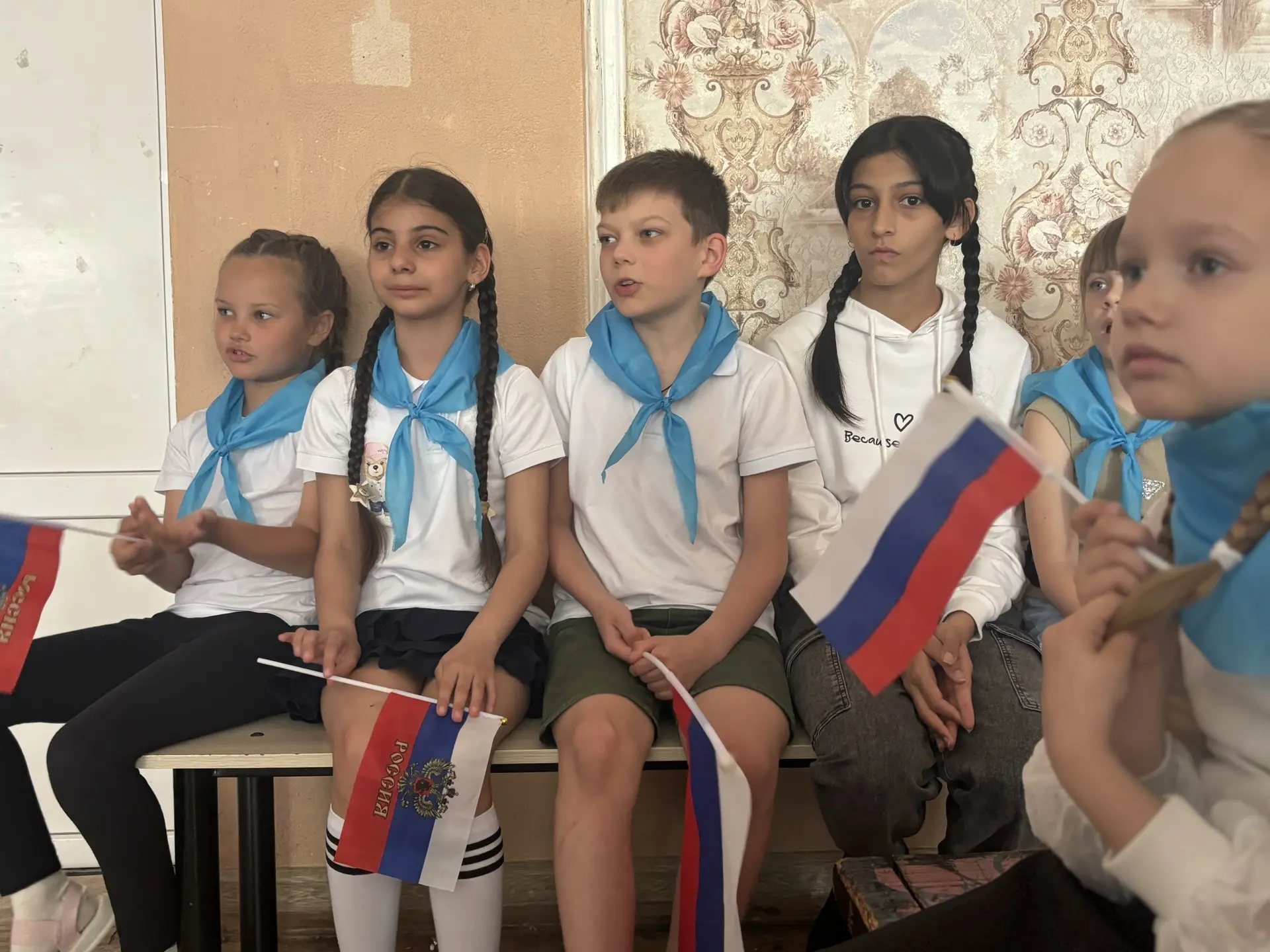 🇷🇺 В преддверии важного государственного праздника — Дня России, сотрудники Госавтоинспекции  позд