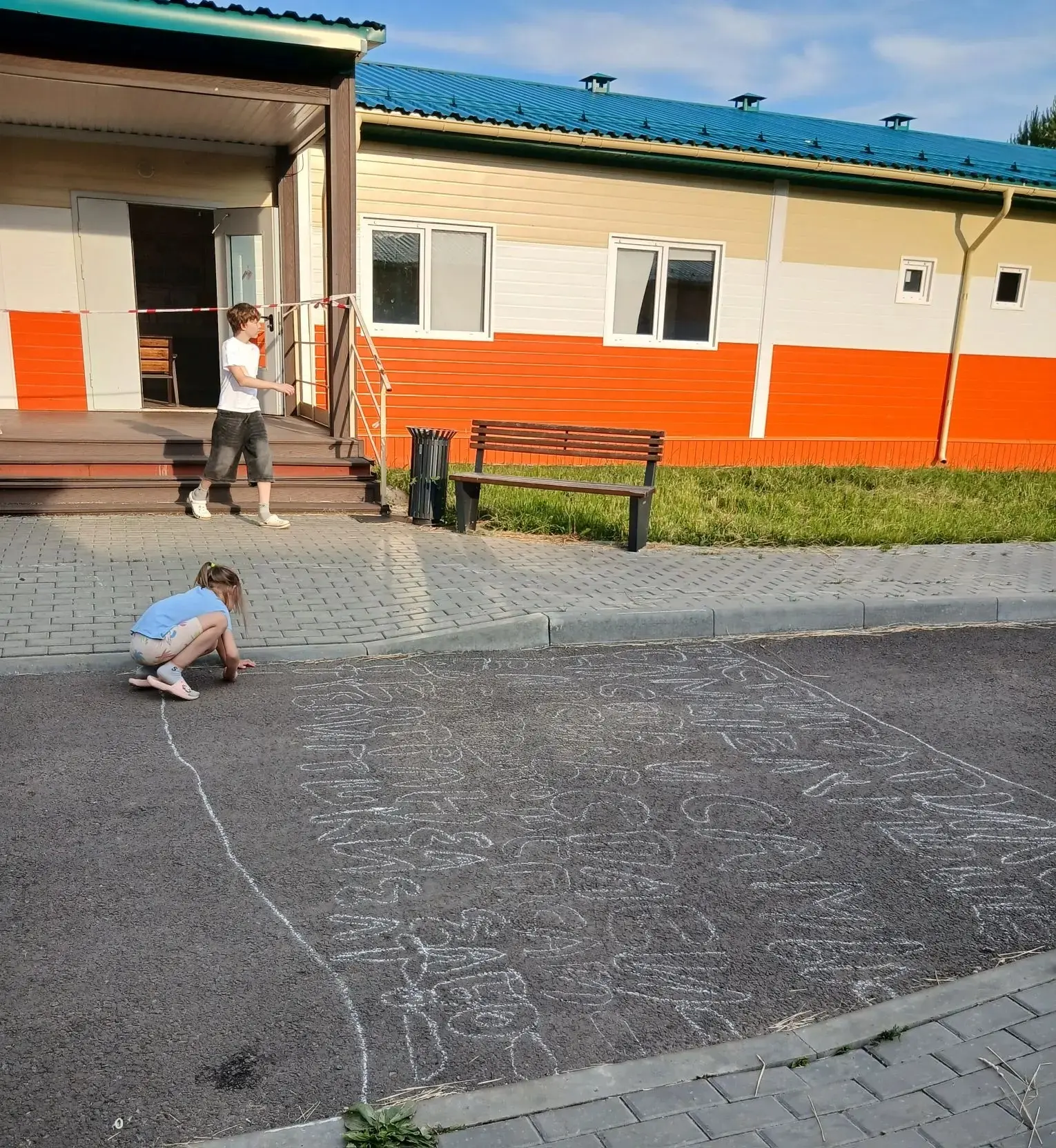 Лето в детском лагере — это время, когда можно быть собой, смеяться без причины и творить чудеса. По