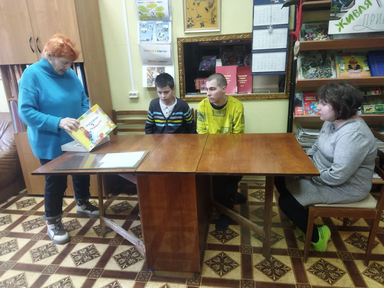 Экскурсия в школьную библиотеку 
 с детьми 4(0)класса ТМНР. 
Тема занятия: «В гостях у Королевы Книг