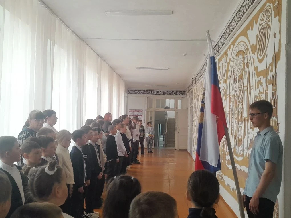 🇷🇺 Новая учебная неделя: традиции, победы и важные разговоры

Понедельник в нашей школе начался с 