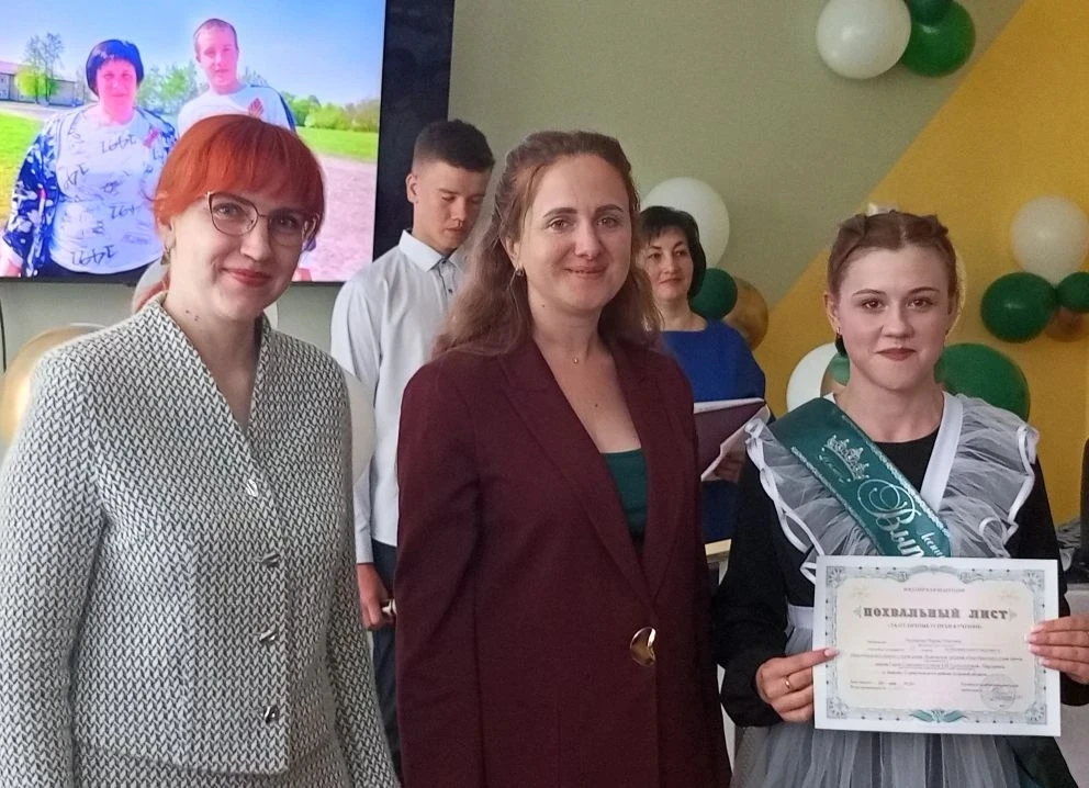 💐Сегодня в нашей школе прошло торжественное мероприятие «Последний звонок»! 
«Последний звонок» — э