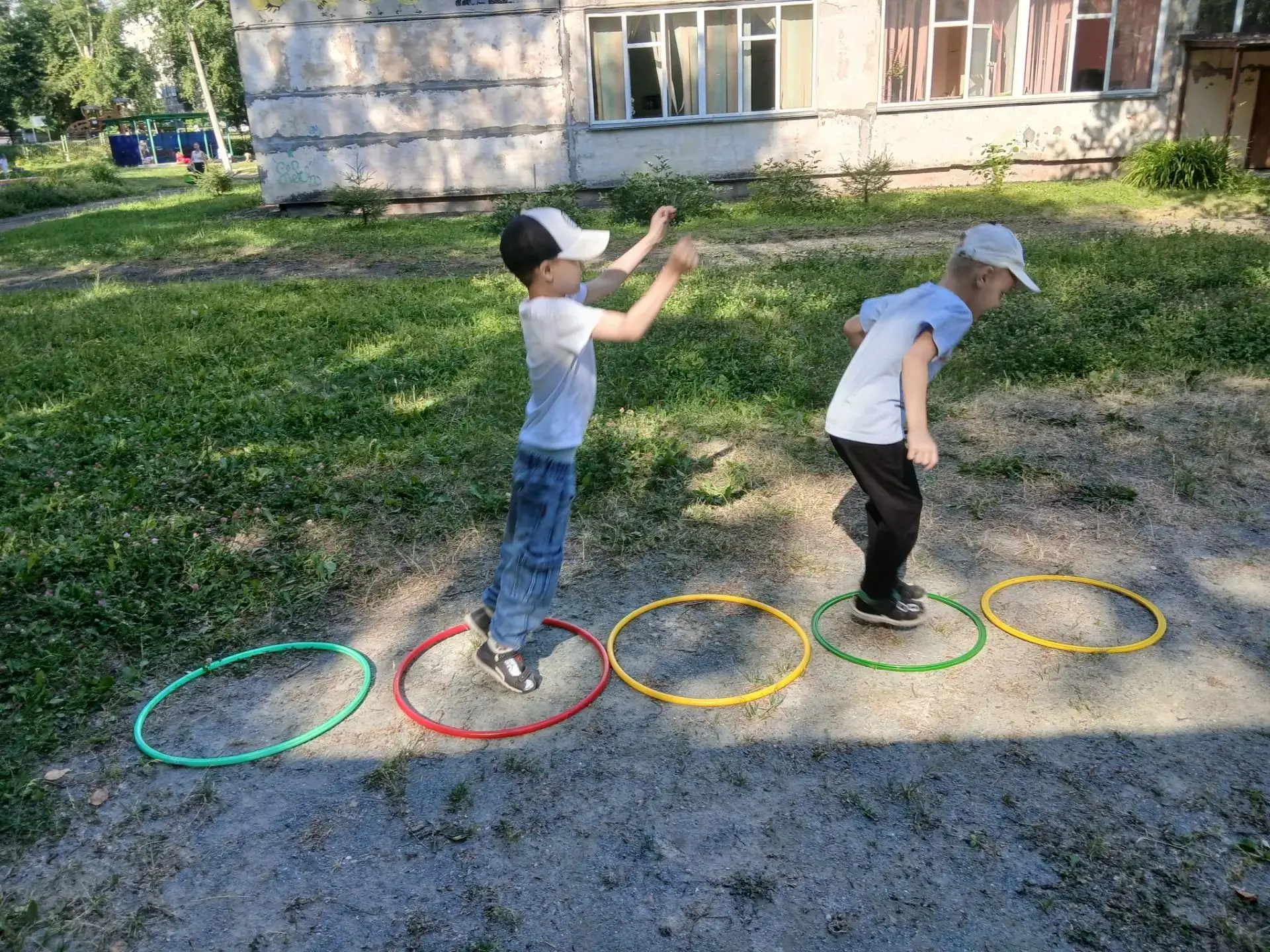 Ребята из группы "Белочка" занимаются спортивными играми на свежем воздухе.