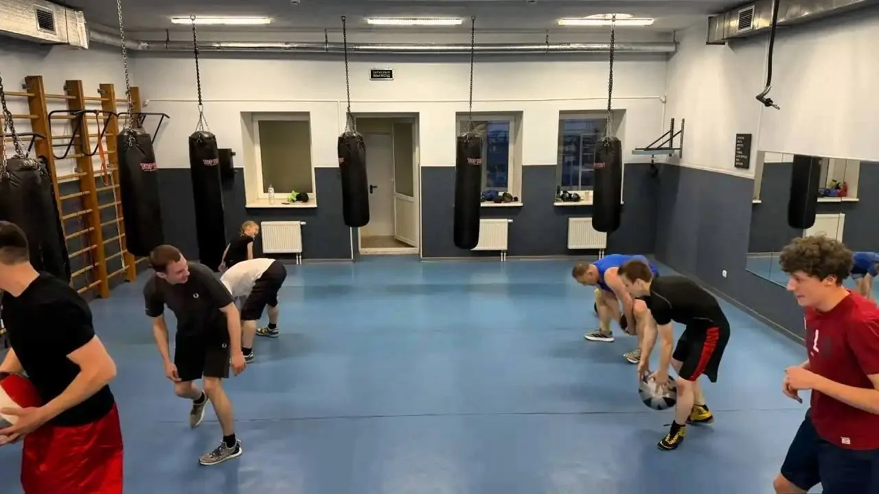 🥊 Тренировка по боксу АНО «ЦДК «ГРОМ»

В рамках спортивной программы АНО «Центр духовности и культу