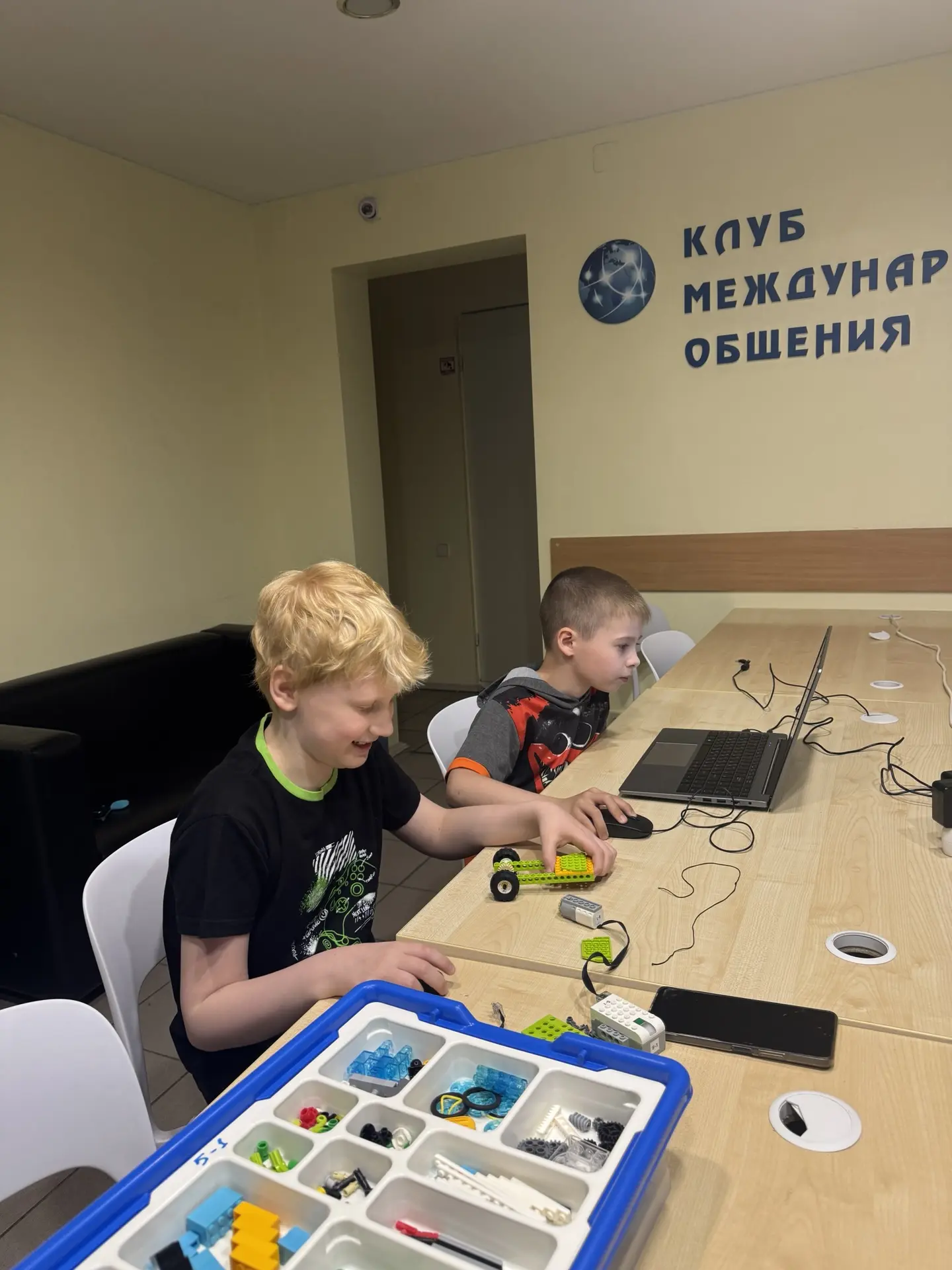 #2_2_ступень 
#воскресенье_10_45
Здравствуйте, родители и робототехники!

Сегодня у ребят продолжали