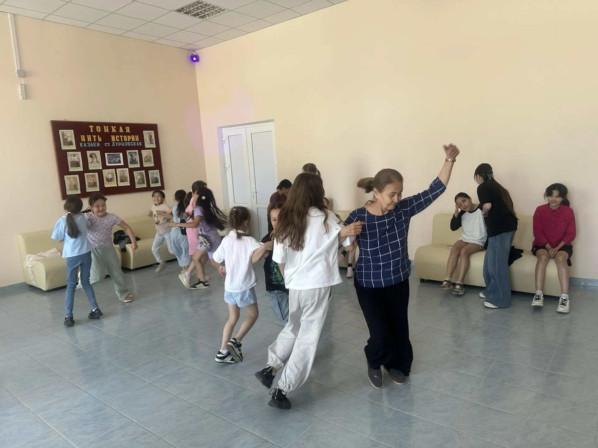 🪩 Яркие вспышки софитов, любимые хиты и море улыбок

В нашем Доме культуры прошла самая зажигательн
