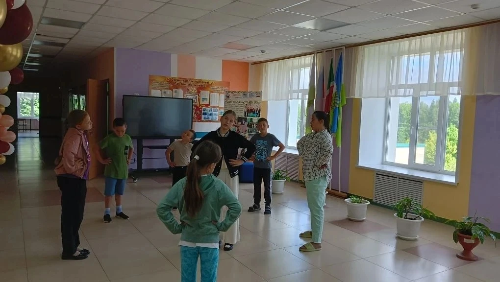 Буген лагеррьнын 18 нче кене "Хэтер  Нуры" темасы астында утте. Кен янгырлы булуга карамастан, кунел