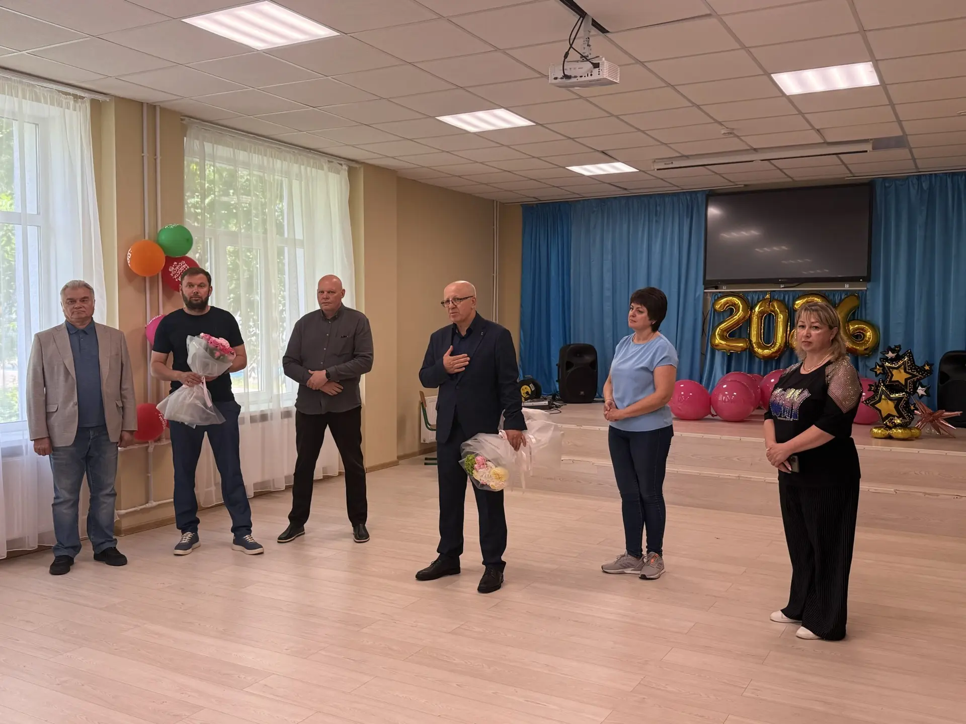 Руководитель Представительства Санкт-Петербурга в Мариуполе Олег Моргун и представители строительной