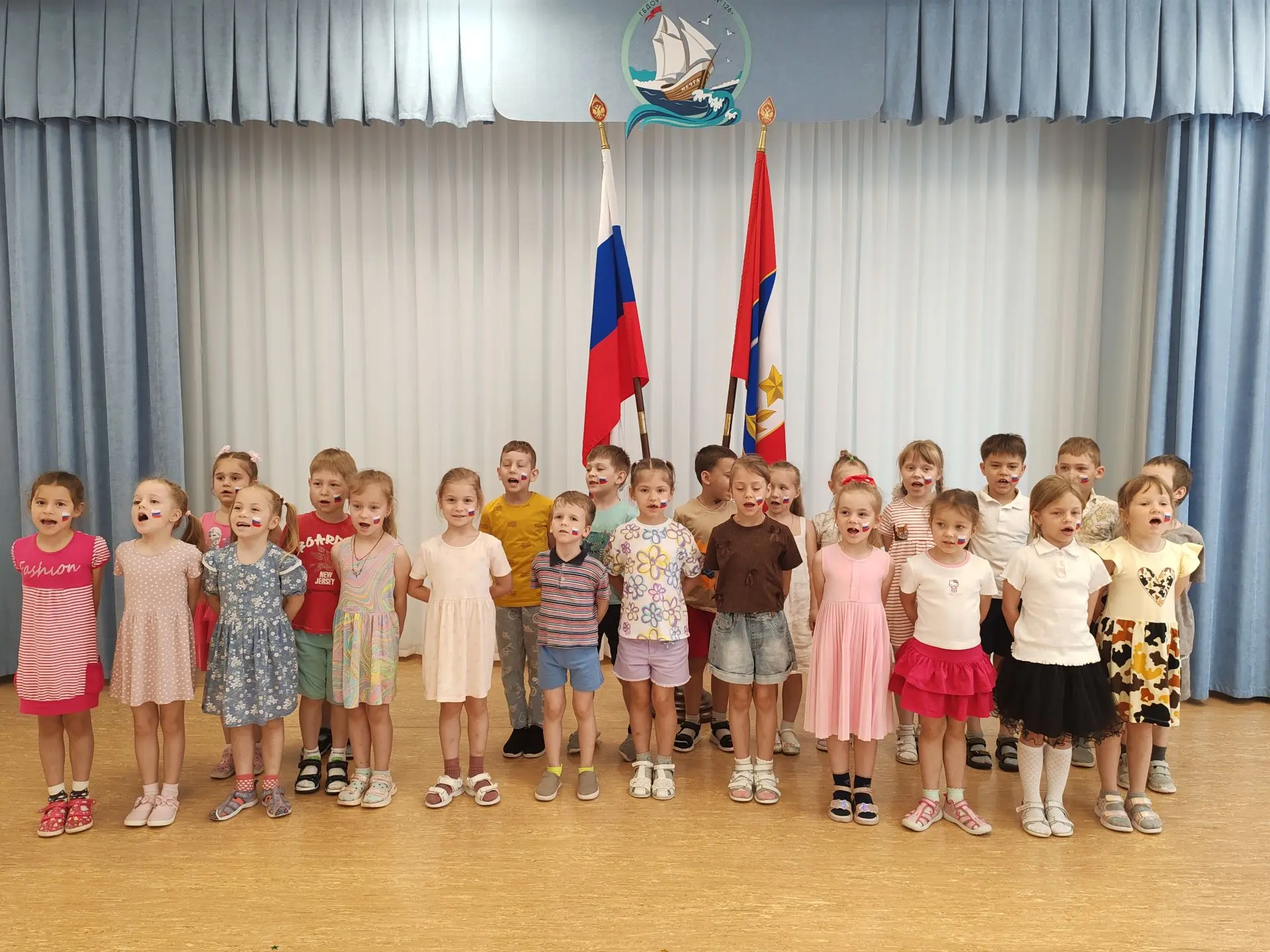 В нашем детском саду прошло праздничное развлечение, посвящённое Дню России. Юные патриоты читали ст