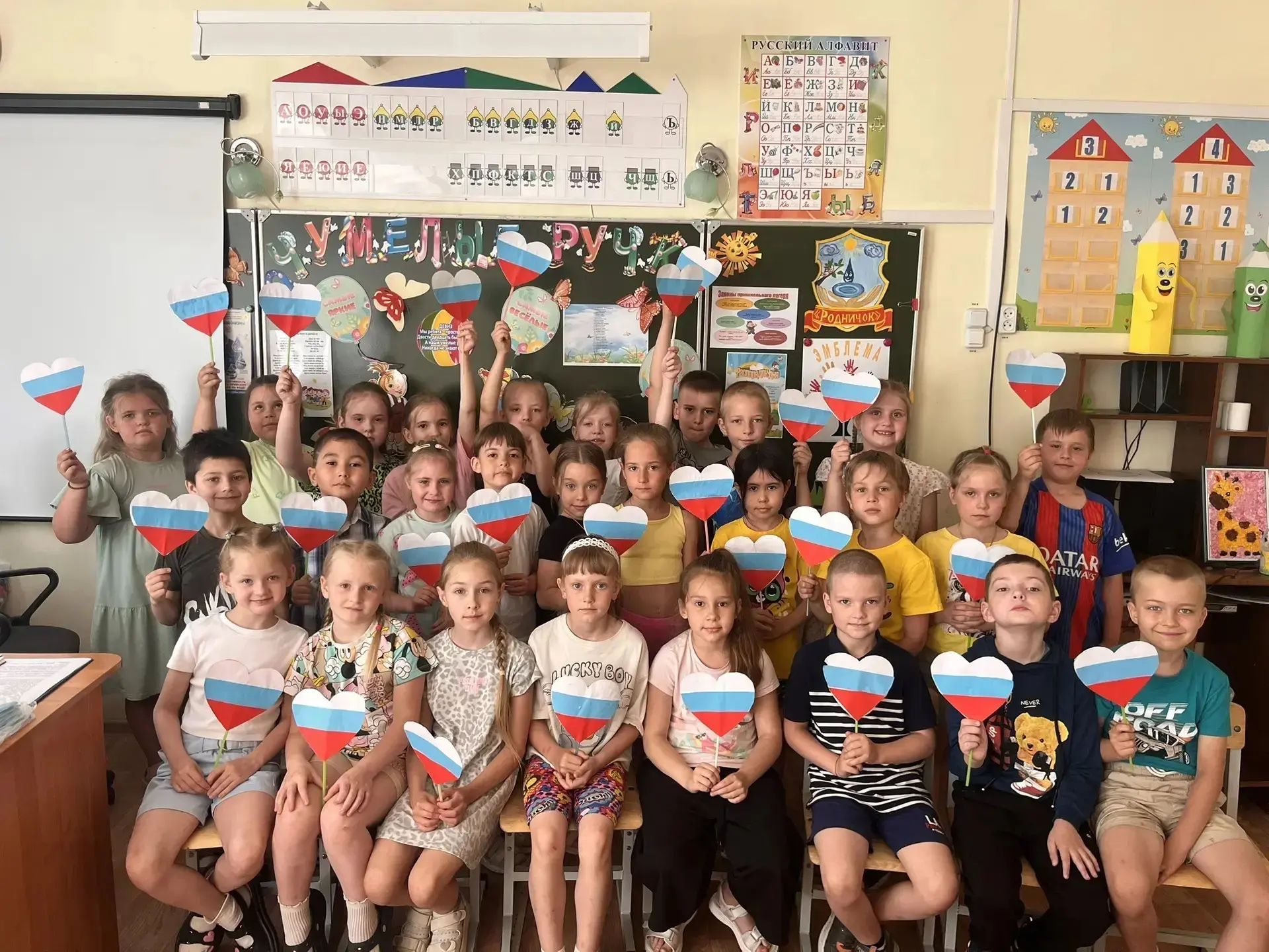✅В преддверии Дня России ребята из отряда "Очумелые ручки" поддержали Всероссийскую акцию " Окна Рос