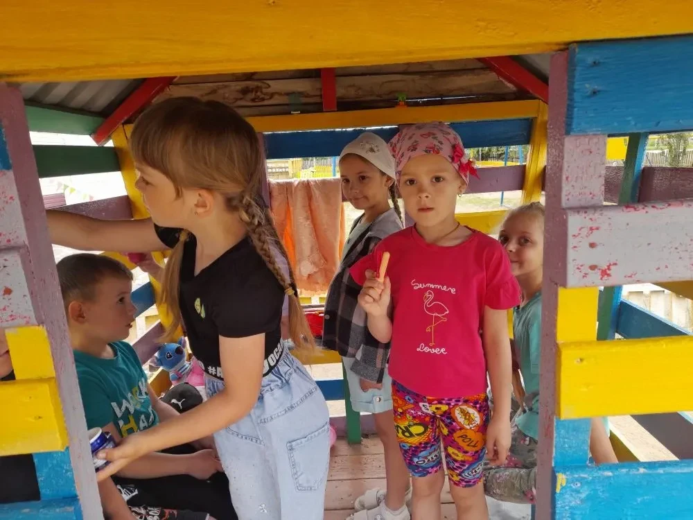 Лето в детском саду
В детском саду наступило долгожданное лето. Яркое солнце заливает веранды и игро