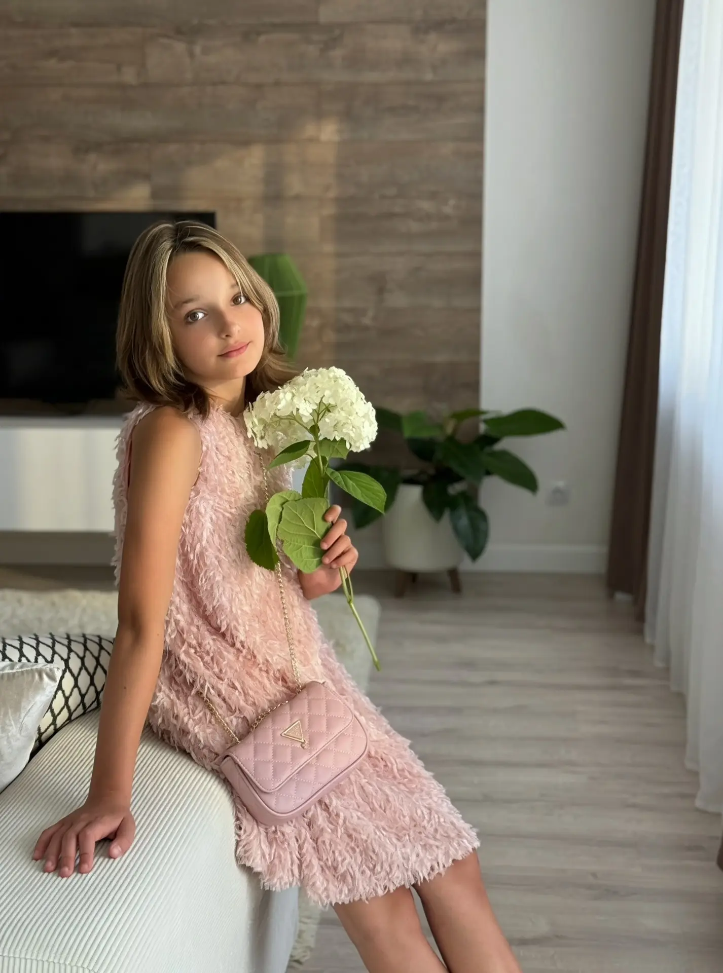 Устроили мини-фотосессию по случаю новой сумки в гардеробе Марьяши🌸 Почему бы и нет?)

👗Платье

🩰