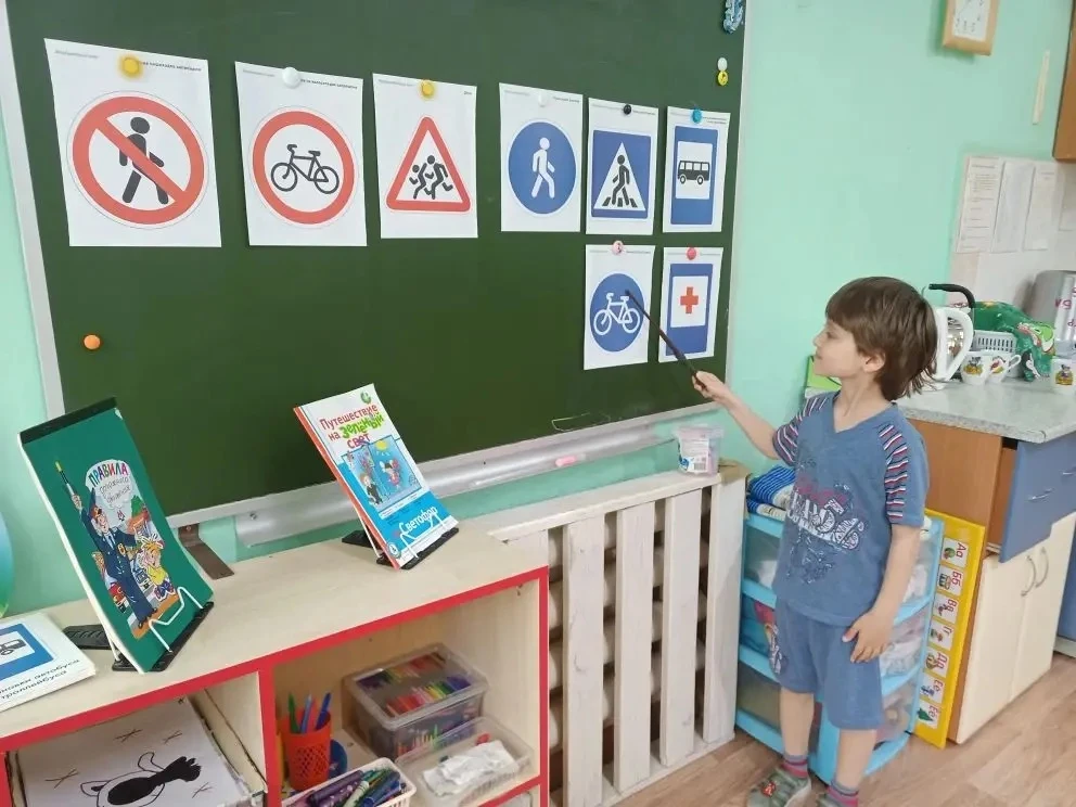 ❗️Знаки бывают разными: красными, синими... и очень важными! 🚦 

Наши старшие дошкольники - настоящ