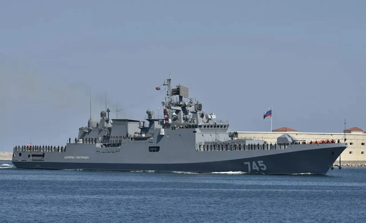 Российский фрегат Григорович сделал предупредительный выстрел по британской яхте в Ла-Манше — Sky Ne