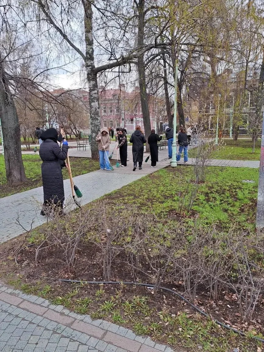 Студенты Медико-фармацевтического колледжа на общегородском субботнике.

🌟Студенты и преподаватели 