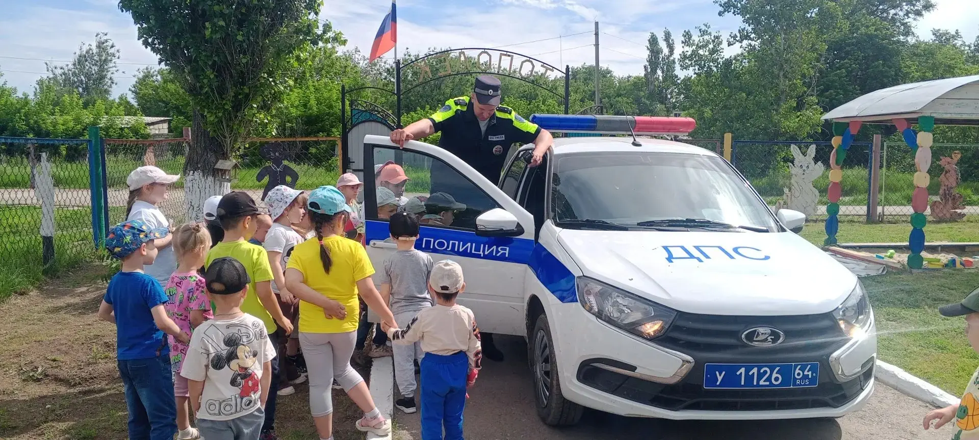 В нашем детском саду «Тополек»  состоялась встреча детей с инспектором по пропаганде ГИБДД . Инспект