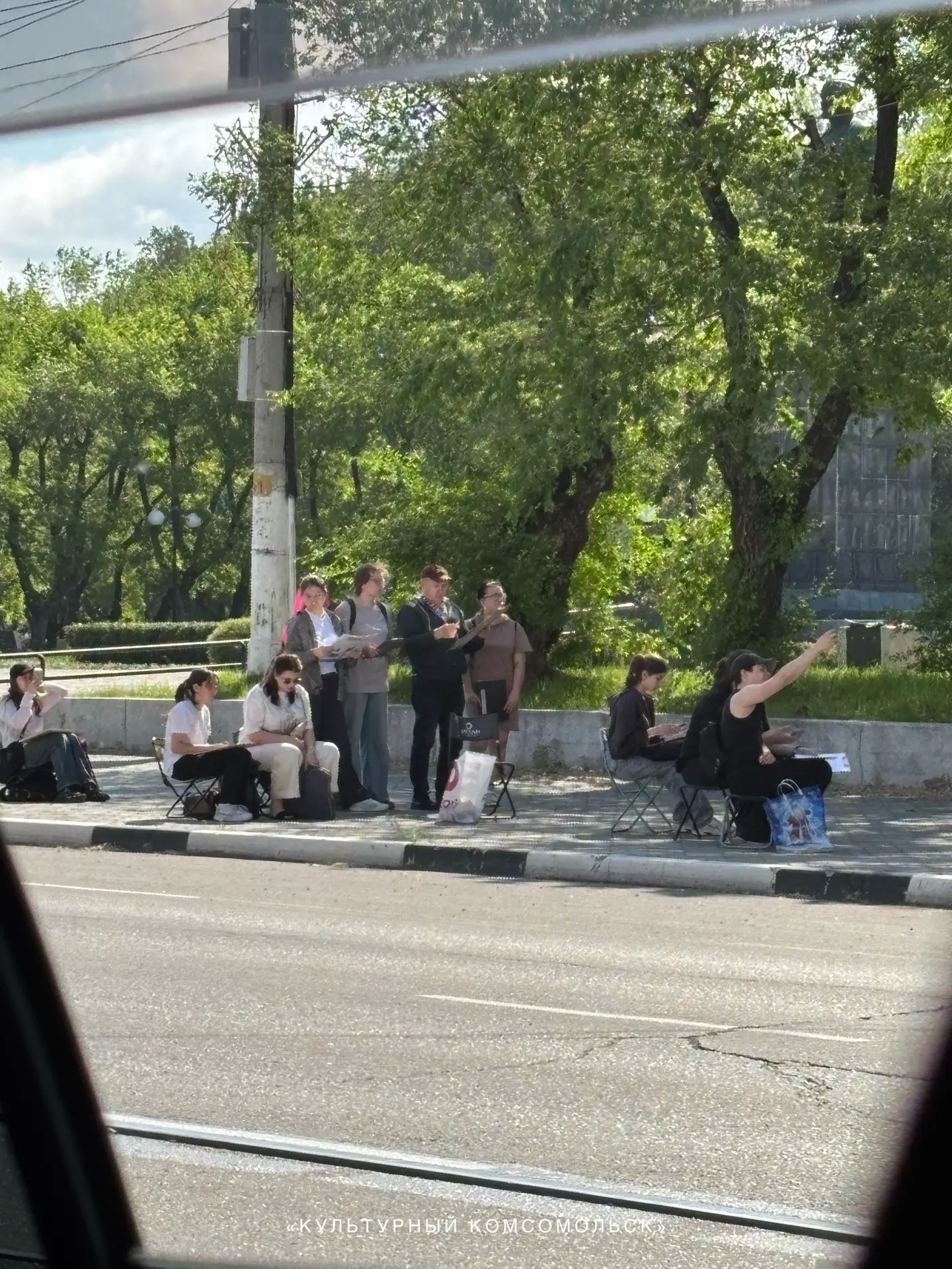 Художники на пленэре запечатлевают один из символов Комсомольска - Дом со шпилем.

ваш «Культурный»