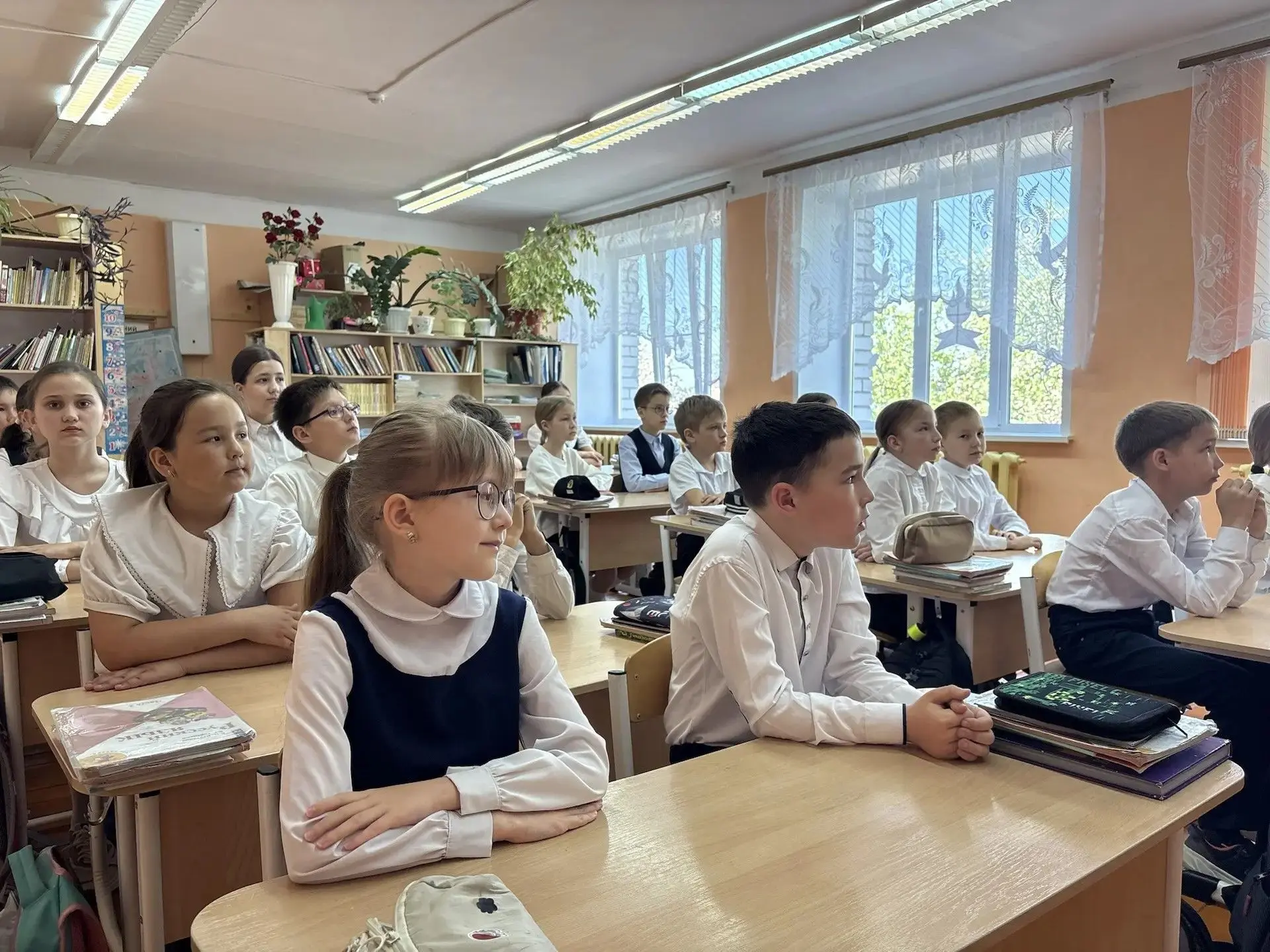 Понедельник с пользой: безопасность, награды и разговор о главном.
Сегодняшний день в школе начался 