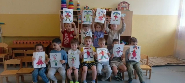 Скачут, шутят и резвятся, 🤸🤸
Всем на радость веселятся,😊😊
Вызывают звонкий смех –🙂🙂
Наши клоун