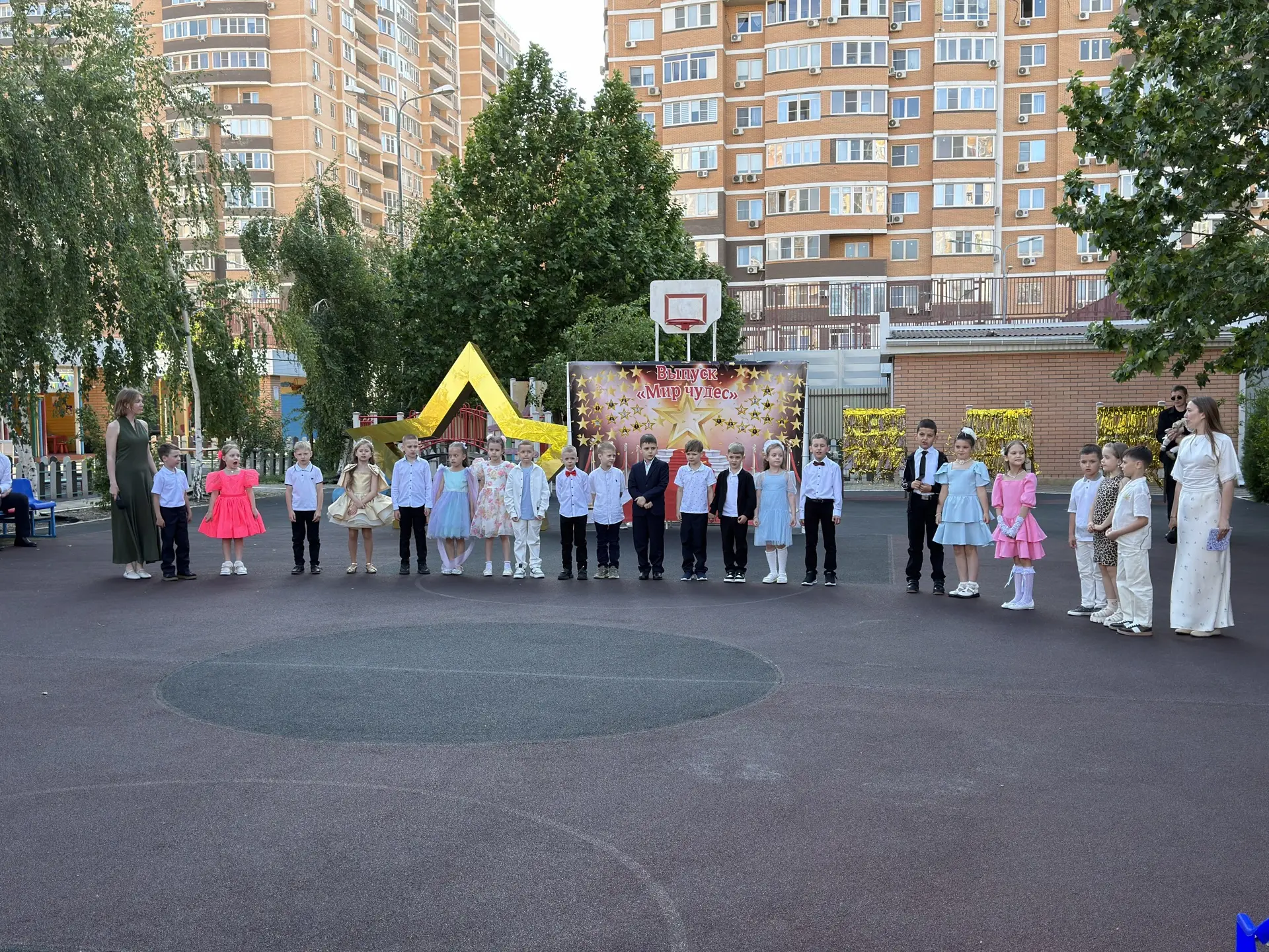 🎉 Выпускной в детском саду — первый важный рубеж! 🎉

С 27 по 29 мая в нашем саду царила особая атм