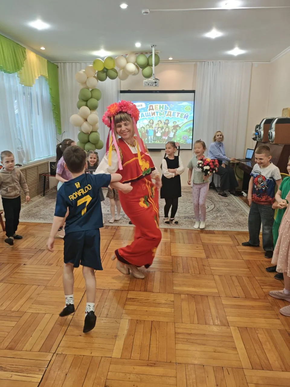 Первое июня встретило нас прохладной погодой, но в нашем детском саду в этот день было по-настоящему