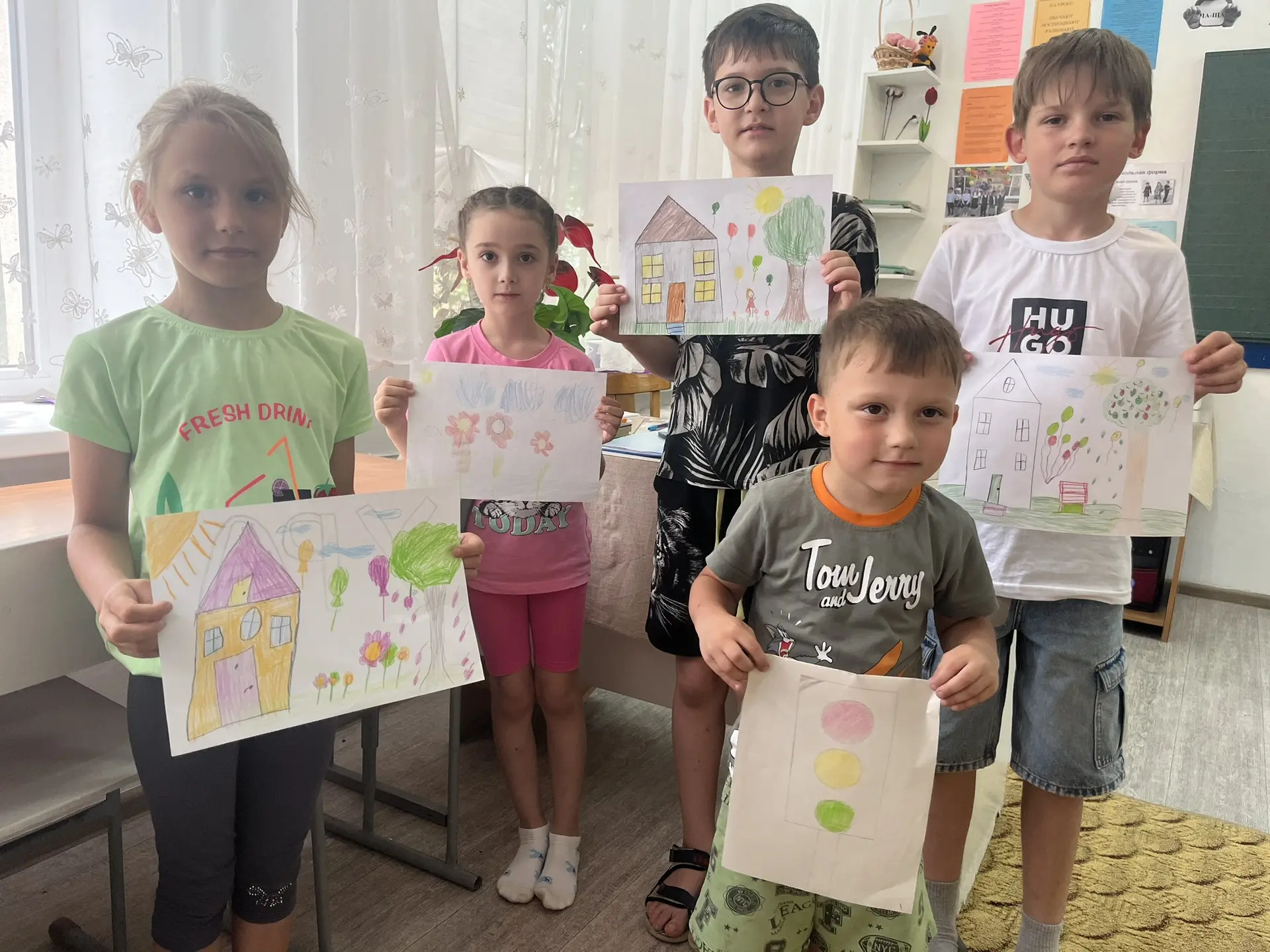 Выставка рисунков «Красный. Желтый. Зеленый».