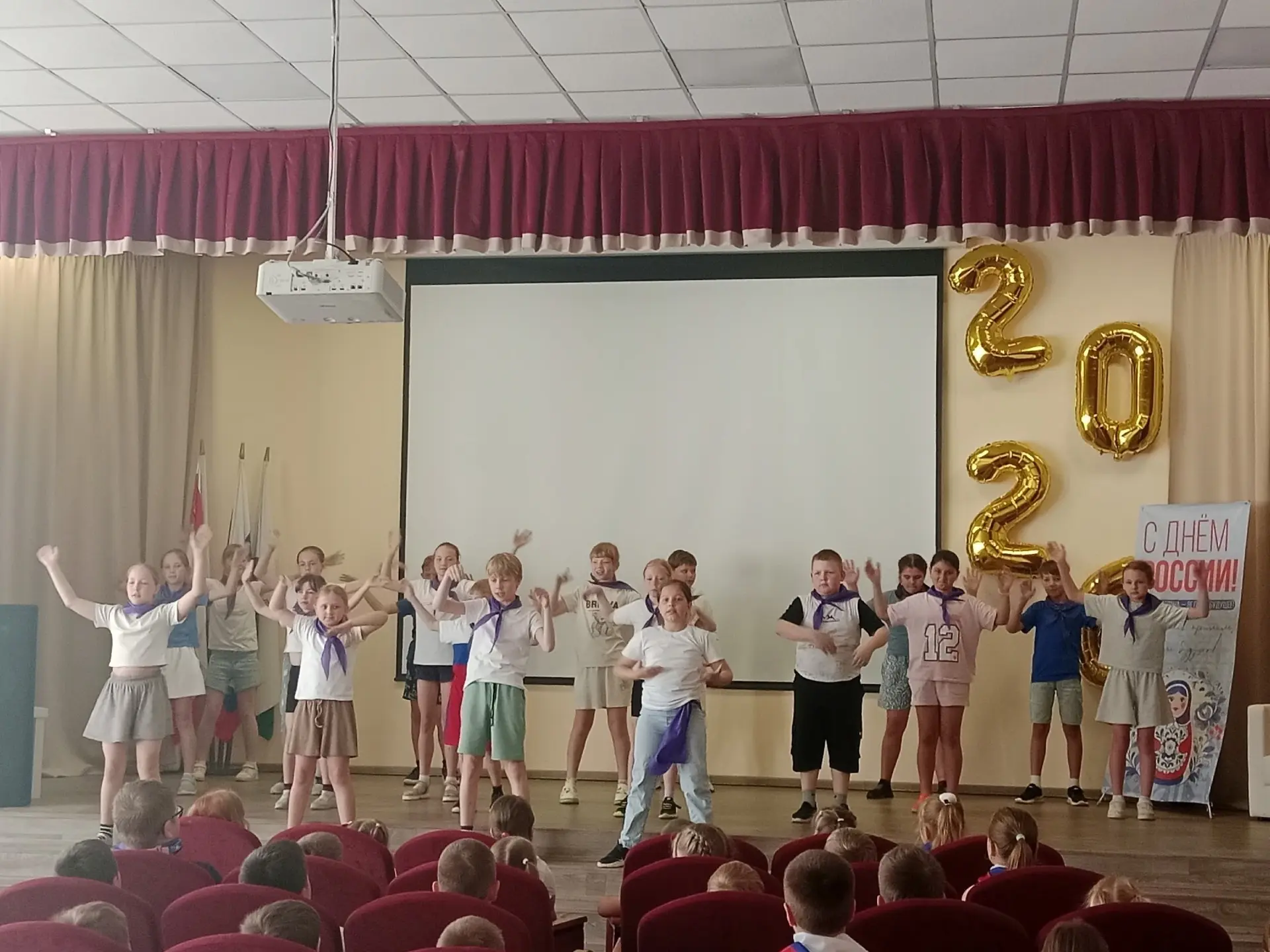 🇷🇺 День России в нашем лагере: праздник единства, знаний и творчества! 🇷🇺

11 июня  в нашем лаге