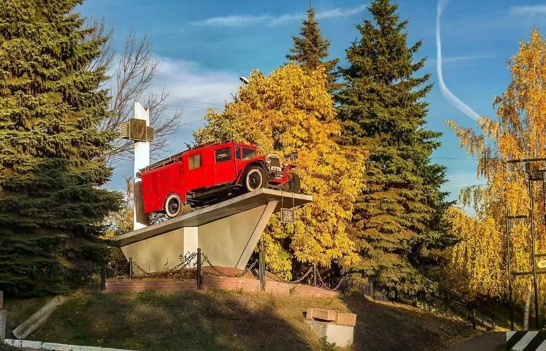 Памятник пожарному автомобилю. Пожарная машина ПМЗ-11 с закрытым кузовом и двойной кабиной на базе У