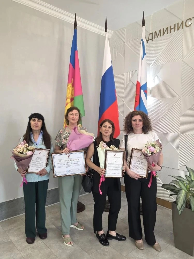 Наши сотрудники отмечены наградами

💐 Вчера, в День социального работника, Глава муниципального обр