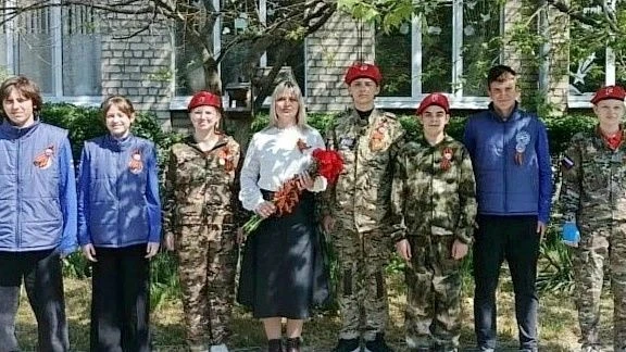 С гордостью и благодарностью: Юнармейцы и "Буревестник" поздравили ветеранов с Днем Победы!
В преддв