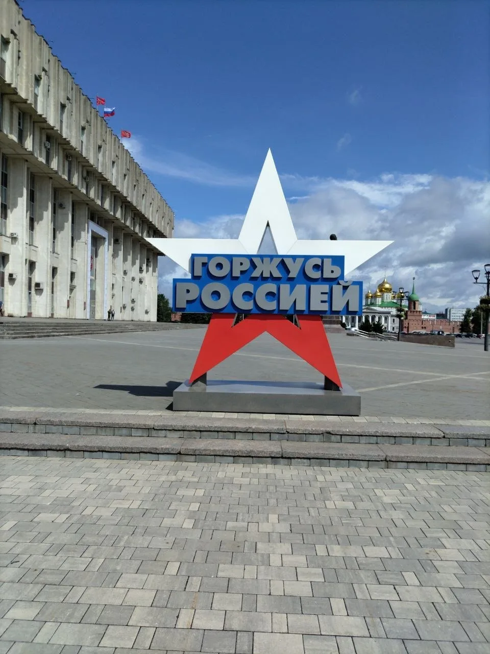 Я себя не мыслю без России, 
Без её берёз и тополей, 
Без её невыплаканной сини, 
Без её заснеженных