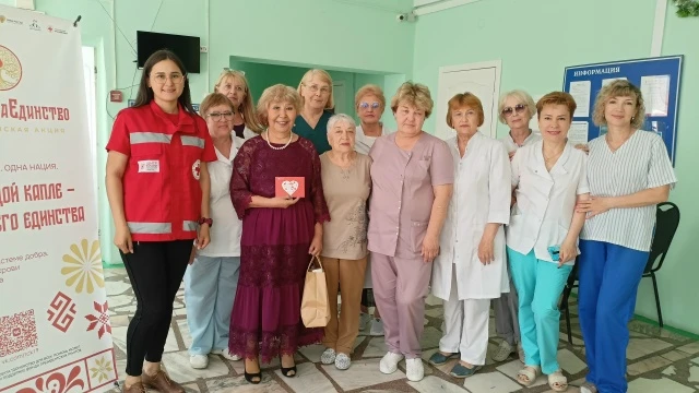 🎉 Сотрудники Центра крови поздравили ветеранов донорского движения 

14 июня ежегодно отмечается Вс