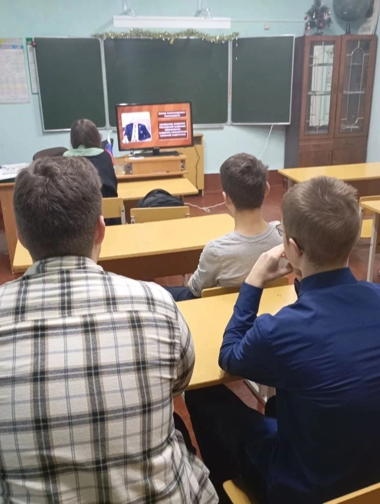 Новая учебная неделя в МБОУ Верховской ОШ началась с торжественной линейки, посвящённой церемонии по