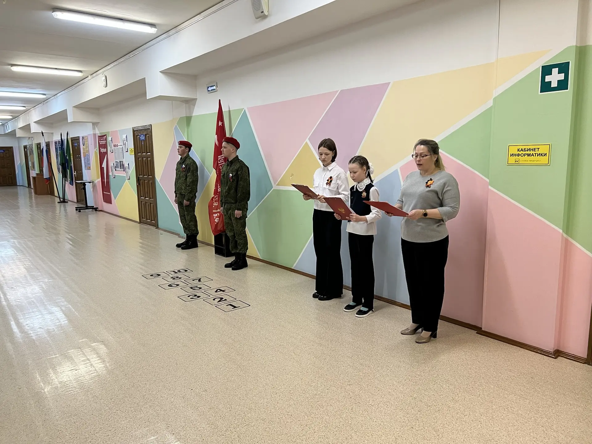 🚩 Сегодня в нашей школе прошла торжественная общешкольная линейка, посвященная акции «Часовой у Зна