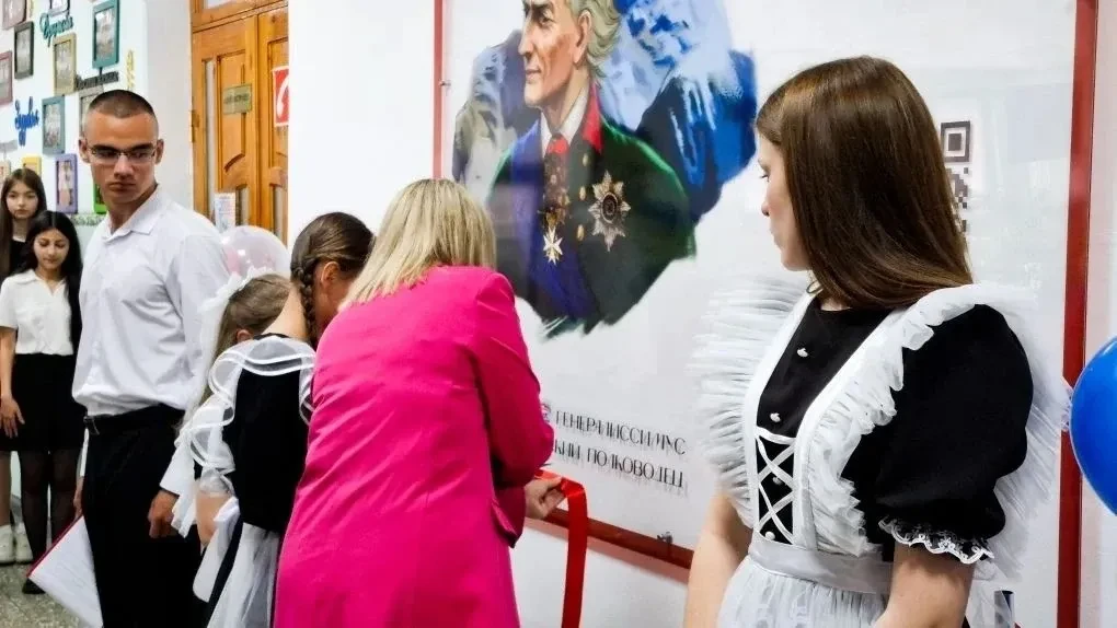 Вдохновляясь историей: в МБОУ СОШ №2 с. Дивное открыт мурал, посвященный великому русскому полководц