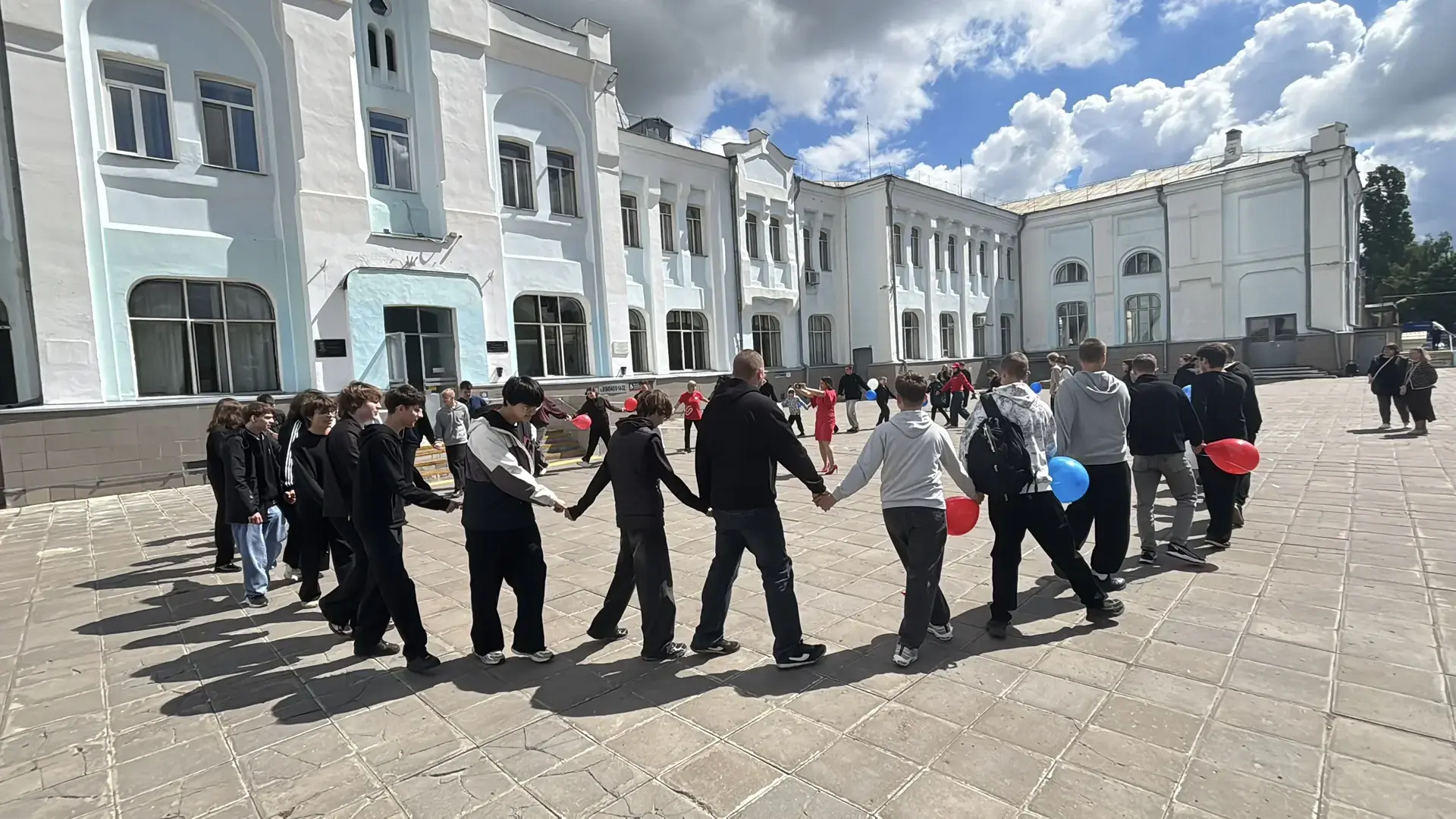 В рамках фестиваля "Дорогой единой" состоялся заключительный день, в преддверии Дня защиты детей зак