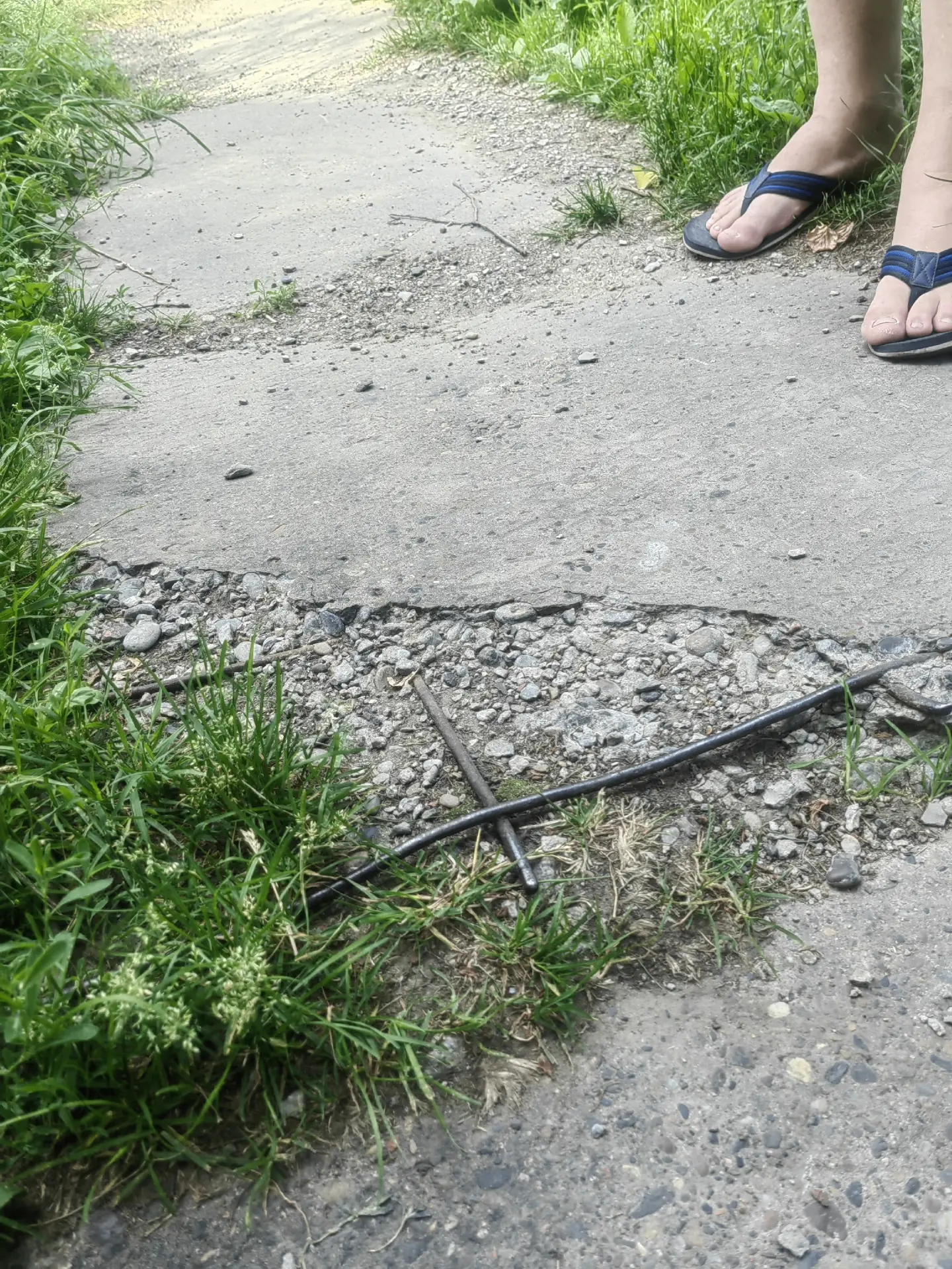 НА АРМАТУРЕ РАСПОРОЛ НОГУ
ПостПодписчика: Прошу обратить внимание на арматуру, торчащую из плиты за 