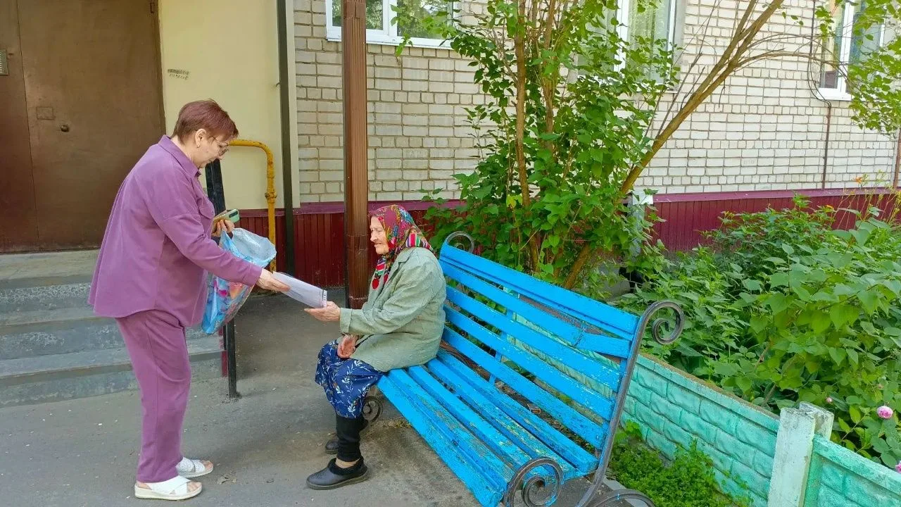 Сегодня социальный педагог Людмила Леонидовна Прокопенко вместе с активными ребятами-волонтерами из 