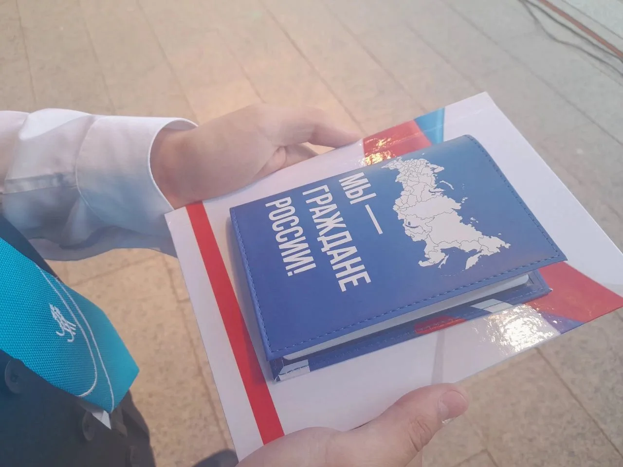 В торжественной обстановке вручила вместе с председателем Совета Ухты Аристархом Анисимовым и началь