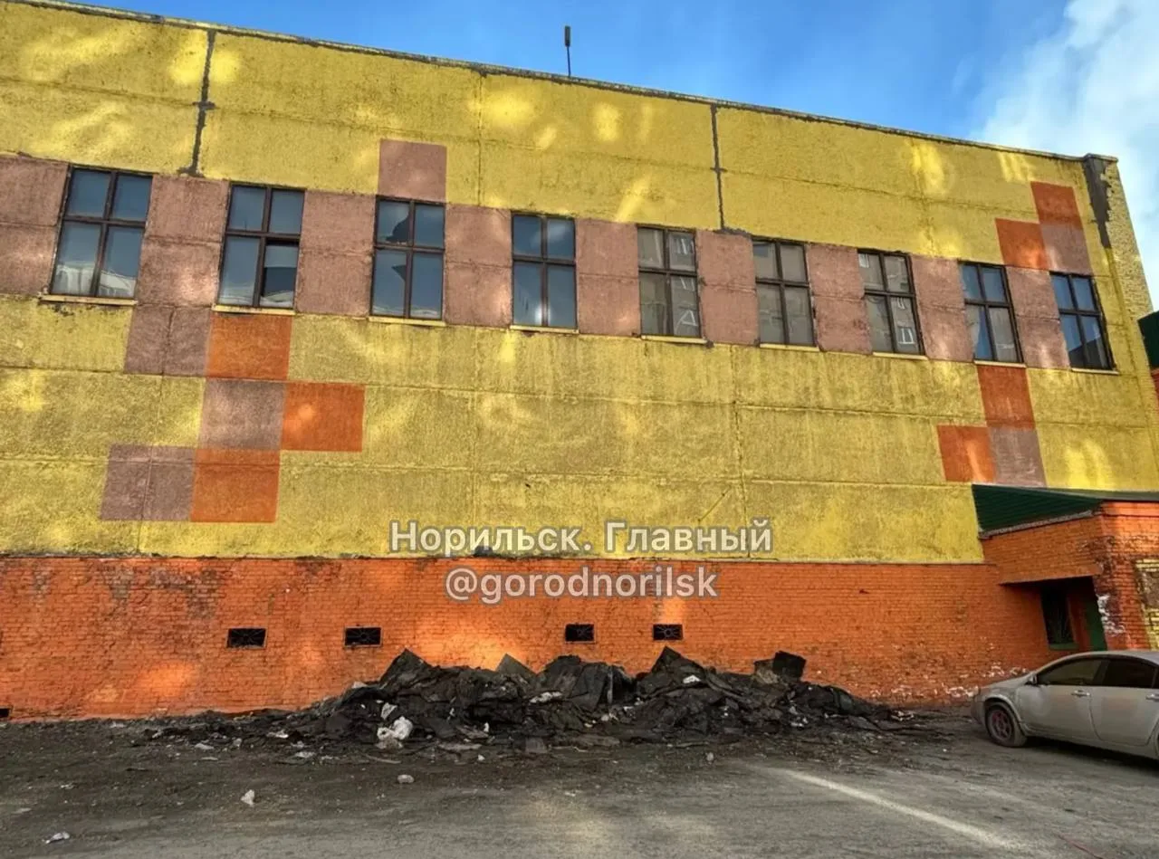«На площади Металлургов, 23А, возле здания бывшего магазина образовалась стихийная свалка. Строитель