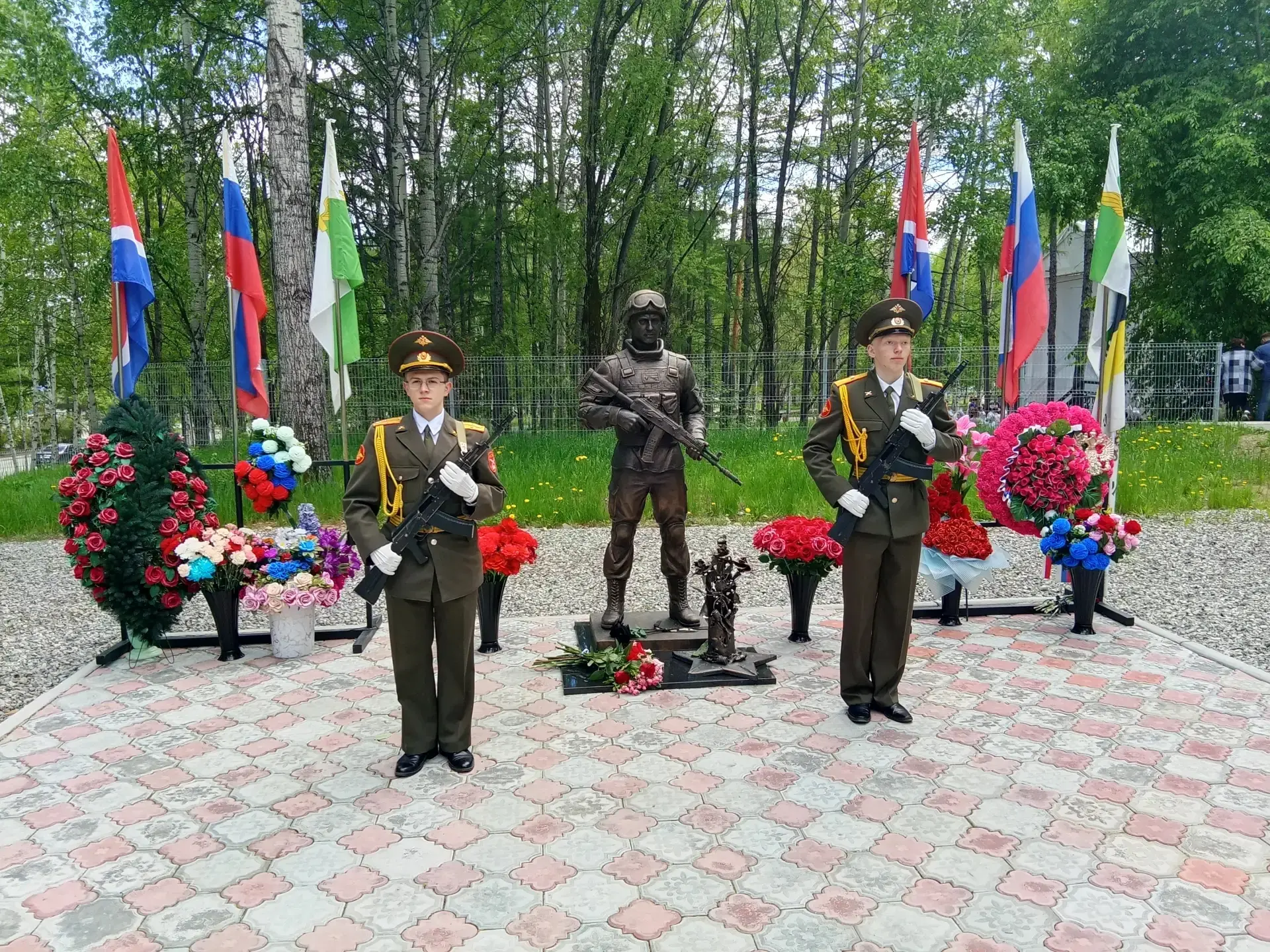 🇷🇺 В память о СВОих

12 июня, в День России, в городе Тында прошли памятные мероприятия у мемориал